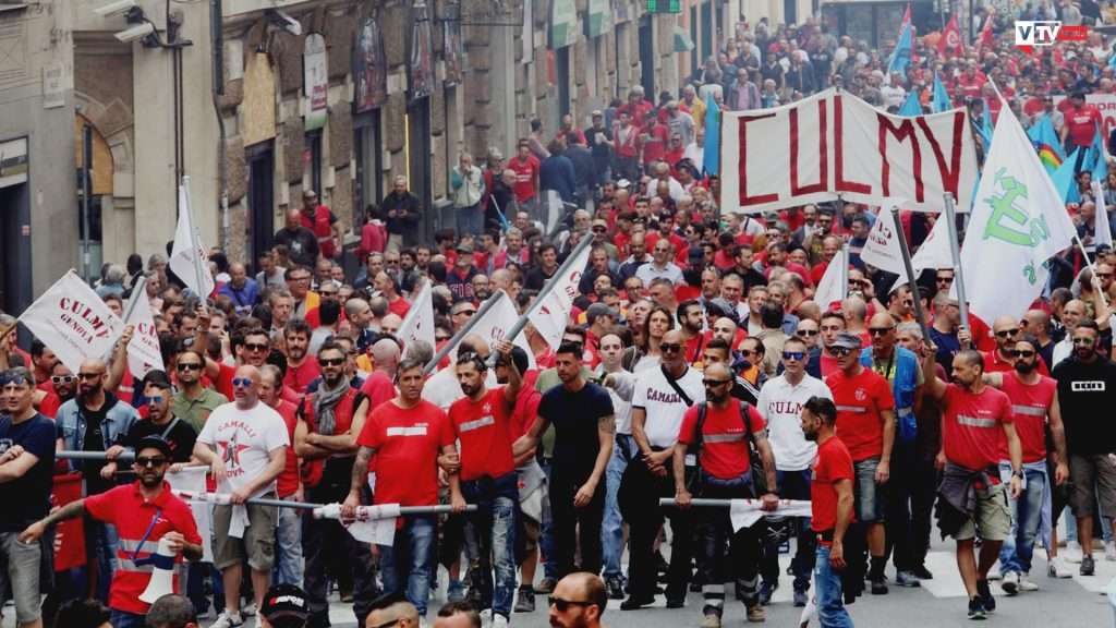 Portuali di Genova in piazza contro la guerra