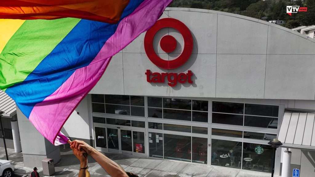 Target, catena di grandi magazzini Usa, ha scelto lo slogan "Satana rispetta i pronomi" per il mese del Pride Lgbtq+